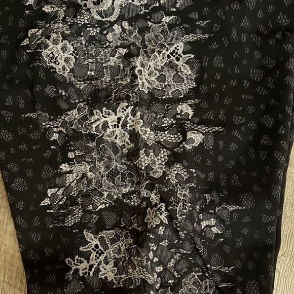 VGUC Lululemon black leggings with white detailing - Picture 3 of 6